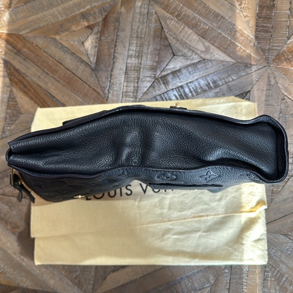 Louis Vuitton 10 Pettilante, monogram empreinte leather flap clutch in blue - Picture 14 of 14